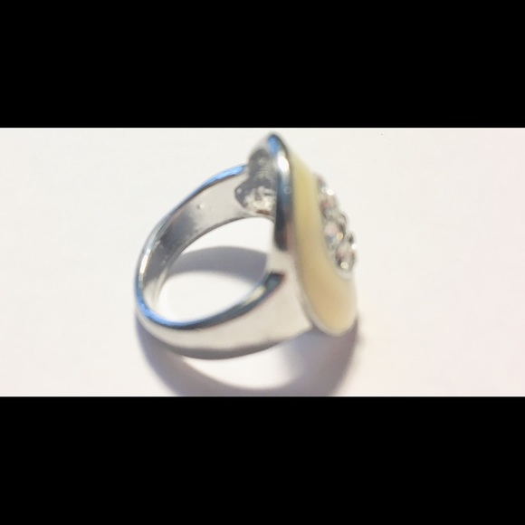 Oval Statement Ring NWT🏷 Size 5 - Picture 4 of 10